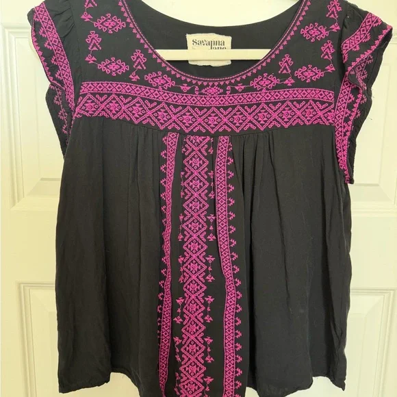 Savanna Jane Black boho peasant Top with Pink Embroidery flutter sleeve size med - Picture 2 of 5